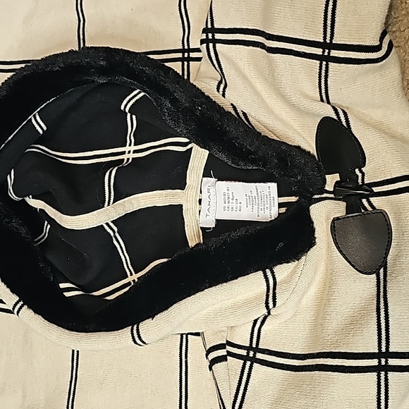 Tahari short sleeve sweater top with hood. Faux fur lined. 7/8 - Picture 6 of 6